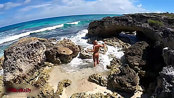 Une Touriste Capture Une Fille En Train De Se Faire Plaisir Au Bord De La Mer Dans Cette Vidéo Choquante!