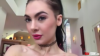 Marley Brinx, Una Giovane Adulta, Si Prepara Per Una Scena Anale Hardcore