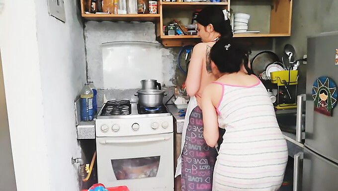 Ein heißes und wütendes Mädchen bekommt ihre Muschi gefingert und gegessen