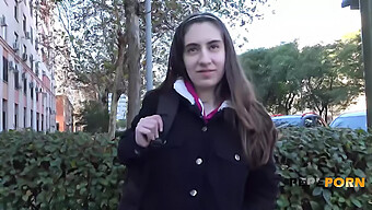 Carolina, O Adolescentă Europeană, Învață Despre Jucăriile Sexuale Într-Un Magazin Și Primește O Plimbare Sălbatică!