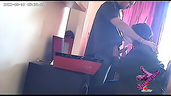 เลขาสาวมือใหม่ถูกจับได้บน Spycam ทําการออรัลเซ็กซ์บน Mr John