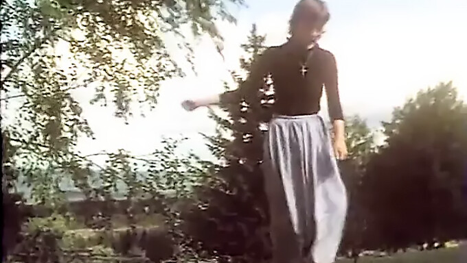 MILF-ul suedez retro este futut cu pumnul într-un film vintage