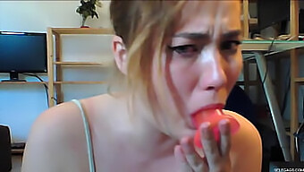 Gadis Amatir Mengambil Dildo Dalam Video Deepthroat Yang Ekstrem.