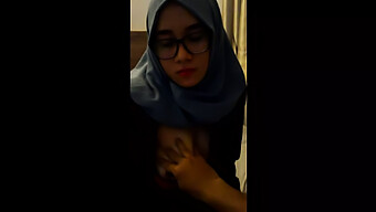 Indonesian Girl Under Hijab Gives Homemade Oral Pleasure