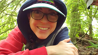 Buiten Oraal En Van Achteren Met Een Brunette In Het Bos