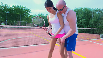 Un Instructor De Tenis Alemán Enseña A Una Joven Sobre El Placer.