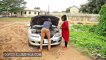 Une femme noire aux gros seins récompense un mécanicien avec des compétences orales incroyables